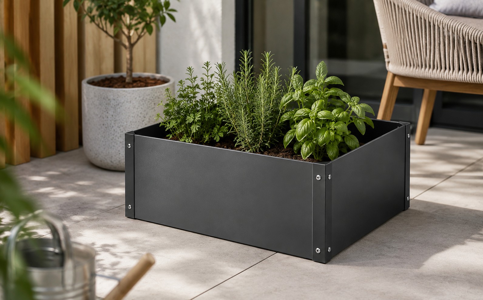 Bac potager surélevé en aluminium gris 7016 pour terrasse Bac potager rectangulaire en aluminium gris 7016 sur terrasse avec plantes aromatiques